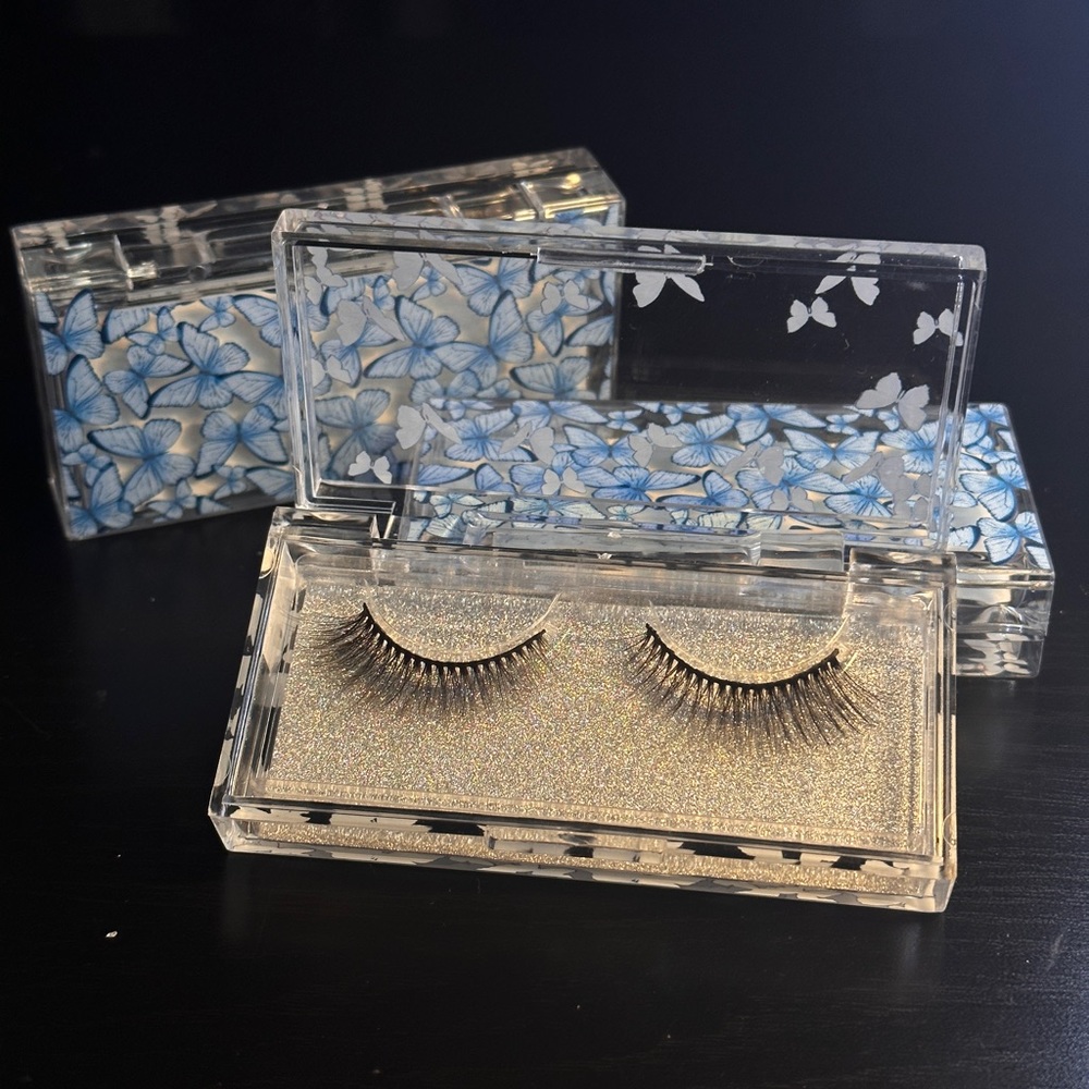 Luxurious sealed mink lashes in « Angel » by SkyLux Lashes
